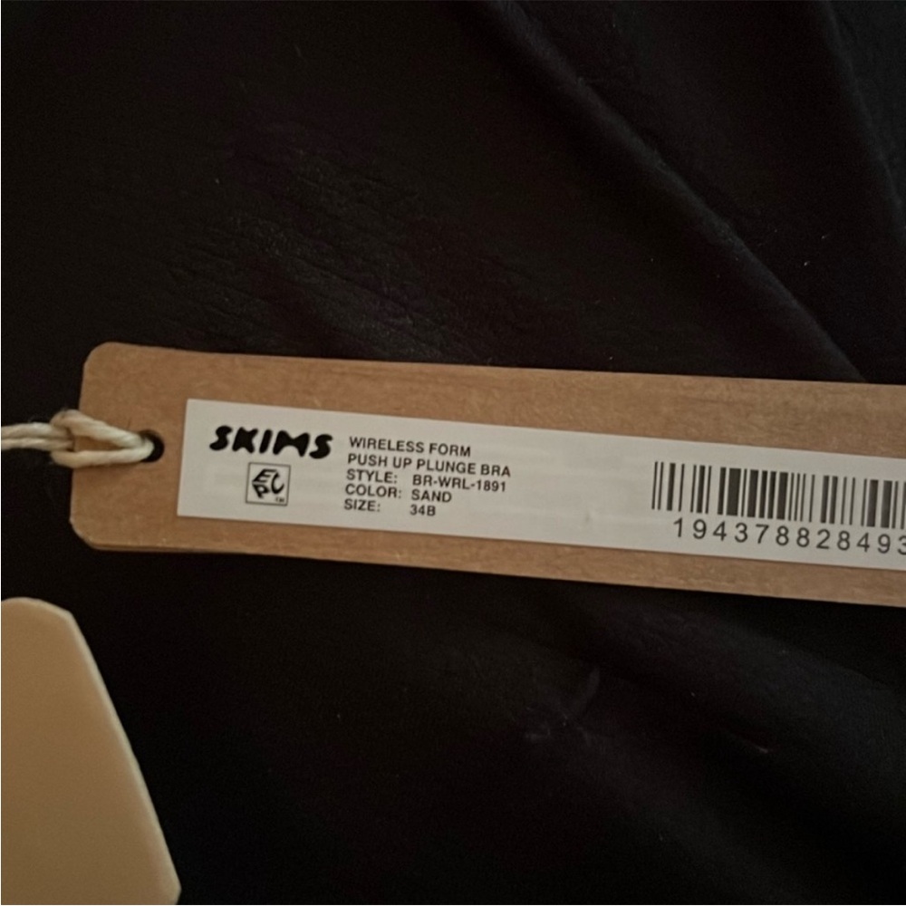 NWT SKIMS Wireless Form Push Up Plunge Bra - Picture 3 of 4